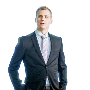 Joel Mäkinen seisoo kädet taskussa roolissaan Presidentti-sarjassa.