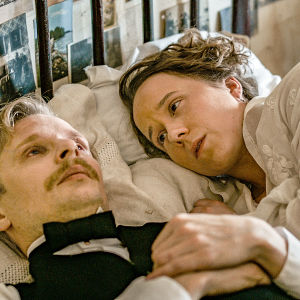 Karaktärerna Sigrid och Eugen ligger på en säng