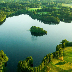 Meidän maamme -sarja lentää eri puolella Suomea kesäisissä maisemissa. Sarjasta esitetään kymmenen uutta jaksoa.