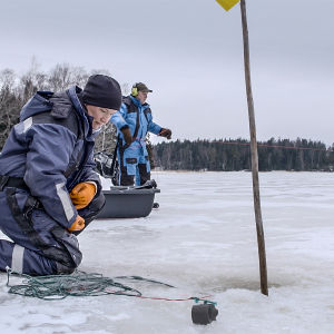 Tanjas far avrådde henne från att bli fiskare. Nu följer han med henne på jobbet som sällskap. Fiskaren Tanja Åkerfelt och hennes pappa på isen fiskar med nät genom vaken på vintern.