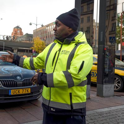 Taksiasema Tukholman keskusrautatieaseman edustalla lokakuussa 2019.