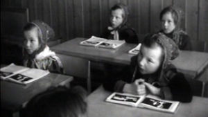 Under förnorskningen skickades samiska barn till internatskolor där de skulle lära sig norska. Det samiska språket och kulturen sattes det inget värde på eftersom det samerna skulle assimileras. Samiska skolbarn.