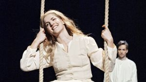 Jag gungar i högsta grenen. Maria Ylipää som Kristina på Svenska Teatern 2012. Kristina från Duvemåla