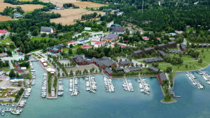 Ingåstrand kan se väldigt annorlunda ut i framtiden. En sådan här vision har arkitektbyrån bakom förslaget VieW för området. En flybild över Ingå centrum där man ser hur nya bostadshus är inritade i området som kallas Ingåstrand.