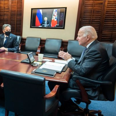 USA:s president Joe Biden sitter i videomöte med Rysslands president Vladimir Putin.