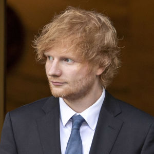 Muusikko Ed Sheeran poistumassa oikeussalista New Yorkissa 2. toukokuuta 2023.