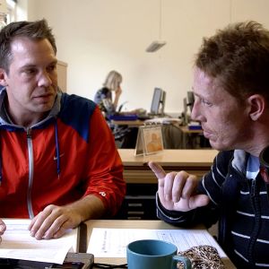 Tanskalaissarja seuraa päihderiippuvaisten elämää asuntolassa, jossa he yrittävät palata takaisin normaaliin elämään.