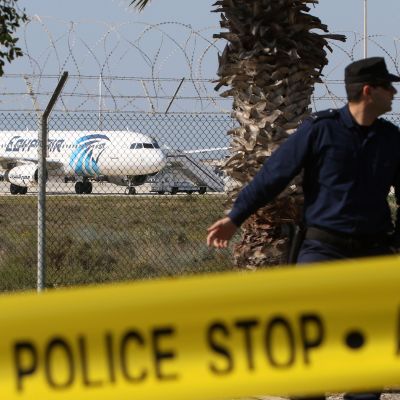 Poliisi ja Egyptairin lentokone Larnakassa, Kyproksella, 29. maaliskuuta.