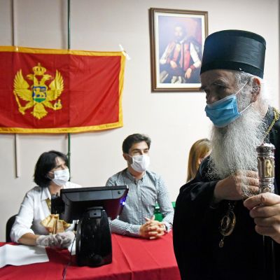 Serbian ortodoksikirkon piispa Amfilohije äänestämässä.