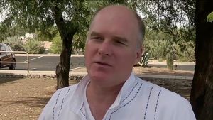 Randy Mayer, som jobbar som pastor i Good Shepherd United Church of Christ i Sahuarita i Arizona, säger att det är fel att säga att de papperslösa invandrarna utgör en fara för samhället. Man kan alltid hitta enstaka undantag men i regel lever de papperslösa invandrarna ett vanligt liv, med jobb och familj. Pastorn Randy Mayer utanför kyrkan i Sahuarita i Arizona.