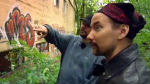 Mestari-Tero ja Oppipoika-Mika. Lomamatka 80-luvulla ohjelmassa Tero Karvinen opastaa Mikaa graffitien maailmaan.