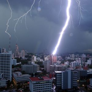 Salama iskee Panama Cityyn