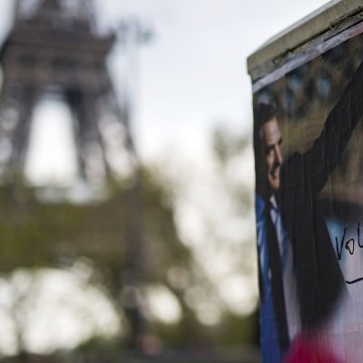Francois Fillonin vaalimainos ja taustalla Eiffel-torni