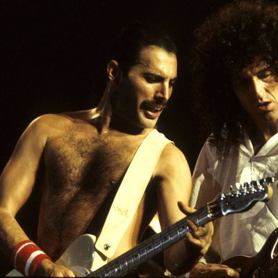 Freddie Mercury ja kitaristi Brian May esiintymässä Lontoon Wembley Arenalla 1984.