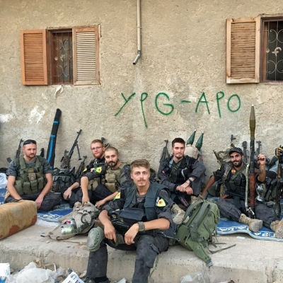 De finska soldaterna "Kullervo" och "Ariel" på gruppbild i Raqqa.