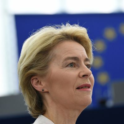 Ursula von der Leyen. Taustalla EU:n tähtilippu.