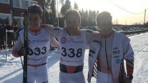 Hannes, Hans och Viktor Mäenpää tog en trippelseger på 15 kilometer vid FSSM i Pedersöre den 7 mars. Bröderna Mäenpää jublar efter målgång.