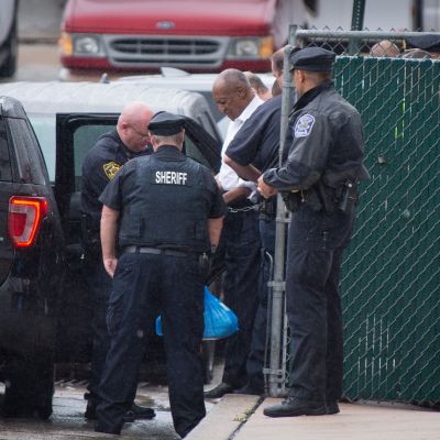 Amerikkalainen televisiotähti Bill Cosby, 81, vietiin oikeussalista käsiraudoissa.