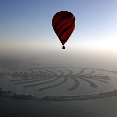 Kuumailmapallo Dubain edustalle rakennettujen Palmusaarten yllä.