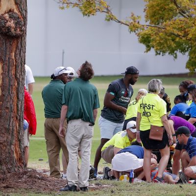 Ensihoitajat auttoivat salamaniskun kohteeksi joutuneita ihmisiä East Lake Golf Clubin kentällä Atlantassa.