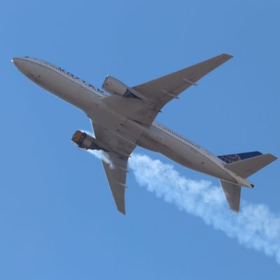 Matkustajakoneen moottori savusi lauantaina Denverin taivaalla. 