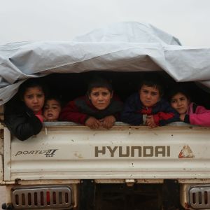 Syyrialaislapsia kuljettava auto matkasi 28. joulukuuta pois levottomuuksien keskelle joutuneesta Maarat al-Numanin kaupungista.