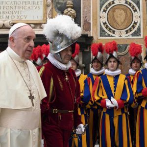 Tuore tartunta Vatikaanissa on aiheuttanut huolia 83-vuotiaan paavin turvallisuudesta. 