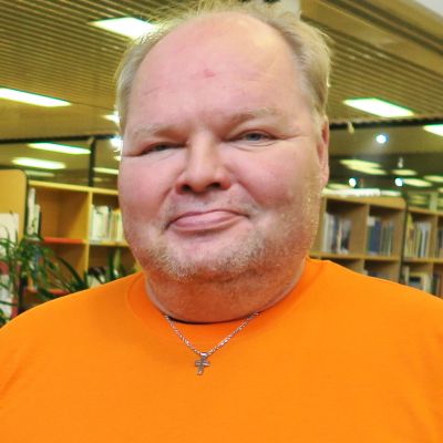 Jyrki Joukoinen osallistui Hämeenlinnan Kokemuskirjastoon, joka oli järjestetty asunnottomien hyväksi