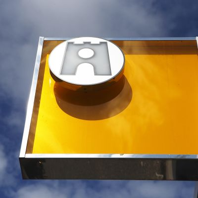 Kelan logo ulkona toimitilan seinässä kuvattuna alaviistosta.