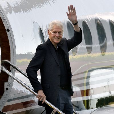 Bill Clinton vilkuttaa kuvaajille Maarianhaminassa.