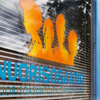 Nuorisosäätiön logo ikkunassa.