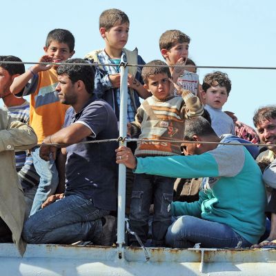 Välimereltä pelastettuja pakolaisia italialaisen vatrtioaluksen kannella matkalla Sisiliaan. Kuva on otettu 30. heinäkuuta.