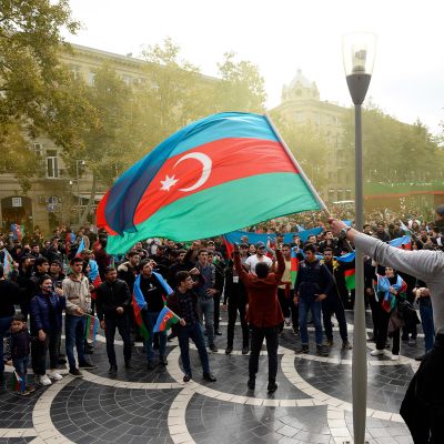 Azerbaidzanilaiset juhlivat tulitaukoa voittonaan Bakun kaduilla.
