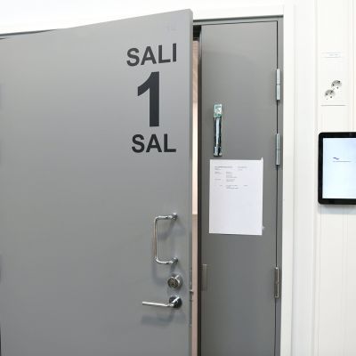 Kolmikymppinen mies syytettynä taposta Vantaan Hakunilassa kesällä 2020 Itä-Uudenmaan käräjäoikeudessa Vantaalla 12. maaliskuuta.
