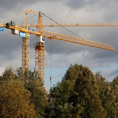 Kaksi kappaletta Rakennusyhtiö YIT:n nostureita.