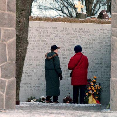 Estonian lauttaturman uhrien muistoksi rakennettu muistomerkki Tukholmassa.