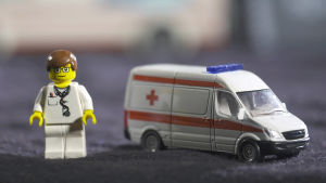 Lego-hahmo ja ambulanssi kuvaamassa sote-uudistusta.