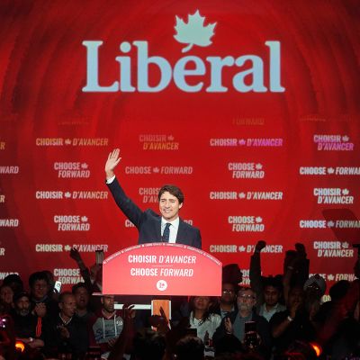Justin Trudeau juhlii vaalivoittoa kannattajiensa ympäröimänä.