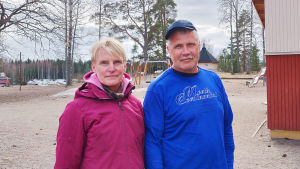 Pia och Peeki Steffansson. En kvinna och en man står ute på en gård. De tittar in i kameran.