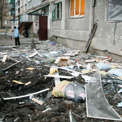 Paikalliset asukkaat tarkastavat rakennustuhoja Itä-Ukrainassa
