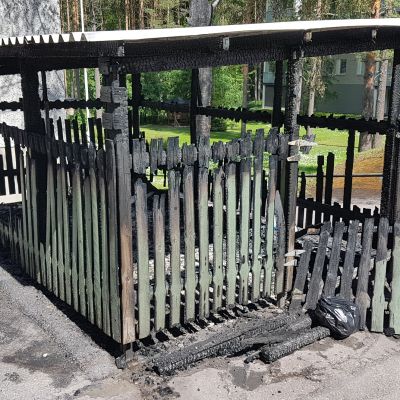 Palanut roskakatos kerrostalon pihalla Lappeenrannan Sunisenkadulla 13.7.2017.