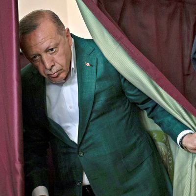 Turkin presidentti Recep Tayyip Erdoğan. Kuva maaliskuulta 2019, jolloin Erdoğan äänesti paikallisvaaleissa. 