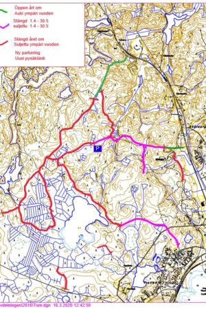 På kartan syns hur trafiken ska begränsas. De begränsningar som är violetta hänger ihop med förökningsperioden i naturen. Karta över ett skogsområde med linjer i olika färger som utmärker vägar.