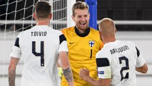 Målvakten Lukas Hradecky och mittbackarna Joona Toivio och Paulus Arajuuri bildar en stark treenighet längst bak. Lukas Hradecky firar med Joona Toivio och Paulus Arajuuri.