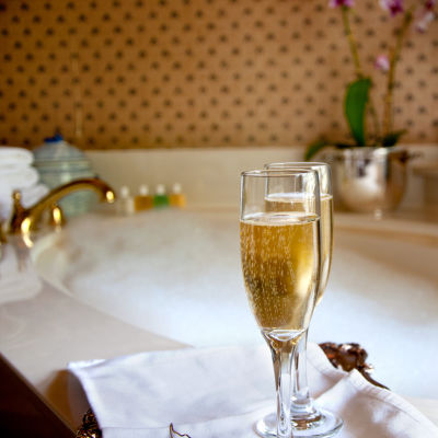 badkar med två glas champagne