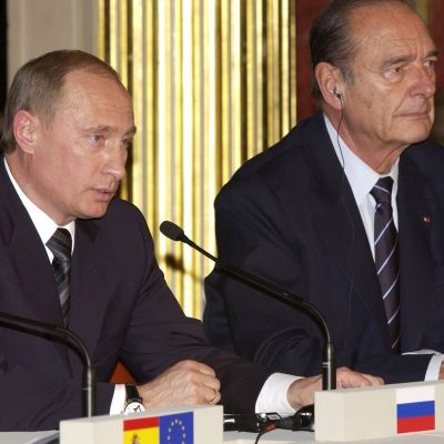 Vladimir Putin and Jacques Chirac pitivät tiedotustilaisuutta Élysée-palatsissa Pariisissa maalikuussa 2005.