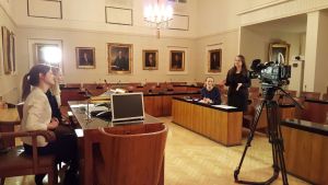 "Det här är lite som larppande, rollspel" rättegångstävling, träning inför lite som rollspel, ina söderlund, veera sundberg, lotta sassi och anette laulajainen i universitetets huvudbyggnad vid senatstorget i helsingfors 2016.