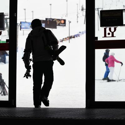 Laskettelija menossa mäkeen Ylläksen hiihtokeskuksesta Kolarissa