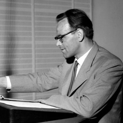 toimittaja studiossa mikrofonin ääressä