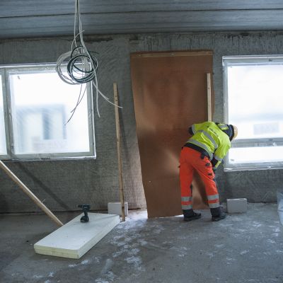 Kerrostalotyömaa.